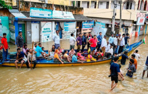 వరదలే  అదునుగా ప్రవేట్ బోట్  నిర్వాహకుల చేతివాటం